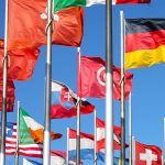 Les drapeaux internationaux symbolisent l'orientation internationaux de la KMA. Outre son siège en Allemagne et une filiale en Chine, KMA travaille avec un réseau dense de partenaires de service et de vente.