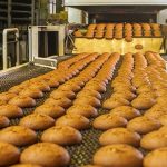 Produits fraîchement cuits sur la chaîne de cuisson